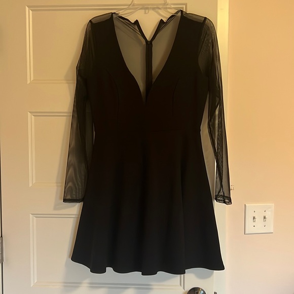 A nice dress that has mesh back  and sleeves - Picture 1 of 2
